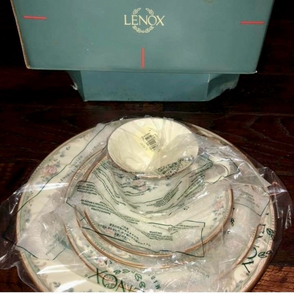Lenox Spring Vista China 
Brand New
5 Piece Place Setting - Picture 1 of 3
